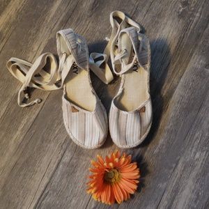 Roxy wrap up shoes